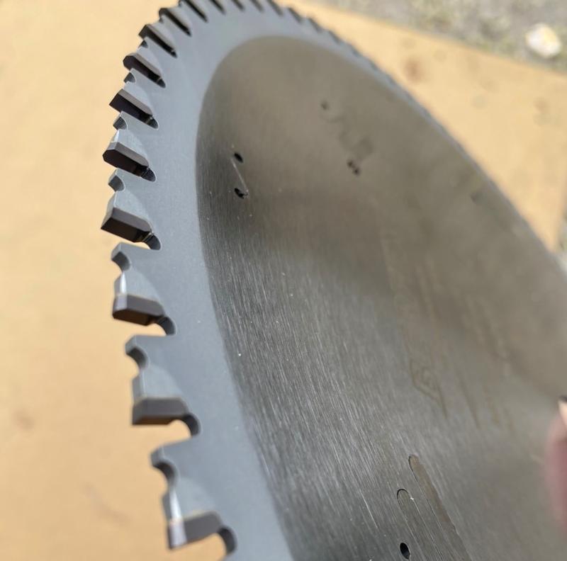 Lưỡi cắt sắt hợp kim tua chậm  305*2.4*25.4*60T hiệu BERFEX