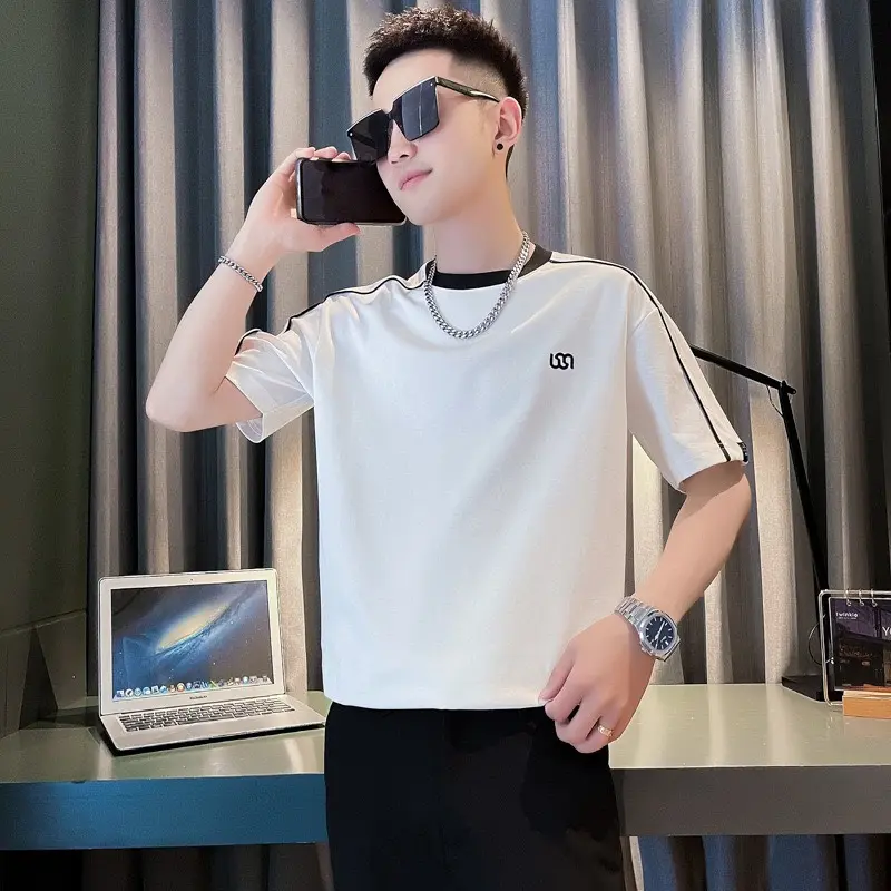 Áo Thun Nam May Phối Hoạ Tiết Thêu Nổi Menswear Cổ Tròn