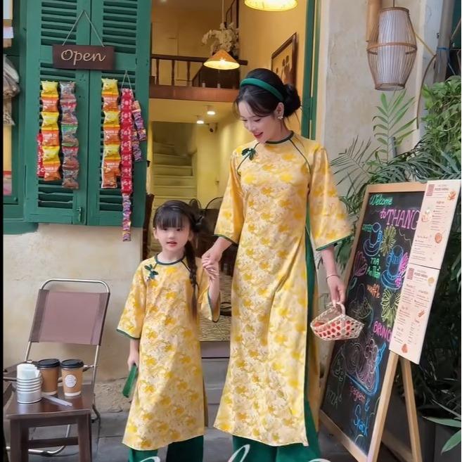 SÉT ÁO DÀI MẸ BÉ  VÀNG GẤM ĐỦ SIZE THÊU HOA ĐÍNH NƠ NGỌC TRAI SANG TRỌNG- ĐẸP XNH - MÃ TX037 3