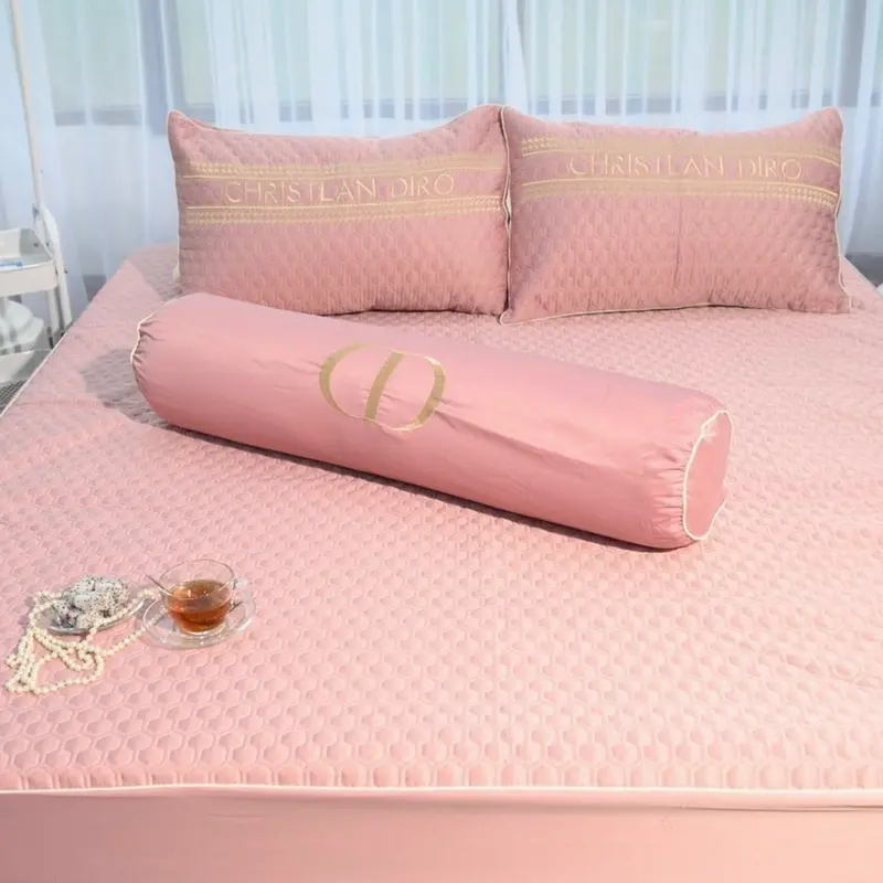 Ga gối trần bông thêu thời thượng đẳng cấp. Sét 3 món gồm: 2 vỏ gối đầu, 1 ga chun trần bọc đệm 4