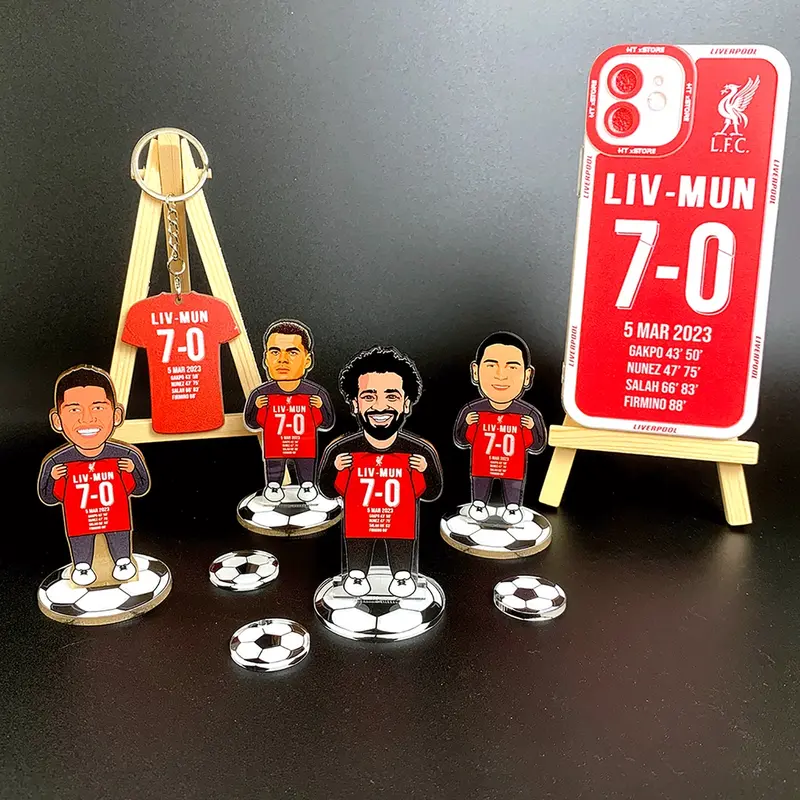 Mô hình standee in hình cầu thủ Van Dijk CLB Liverpool cầm áo bóng đá tỷ số 7-0, mô hình cầu thủ để bàn 2