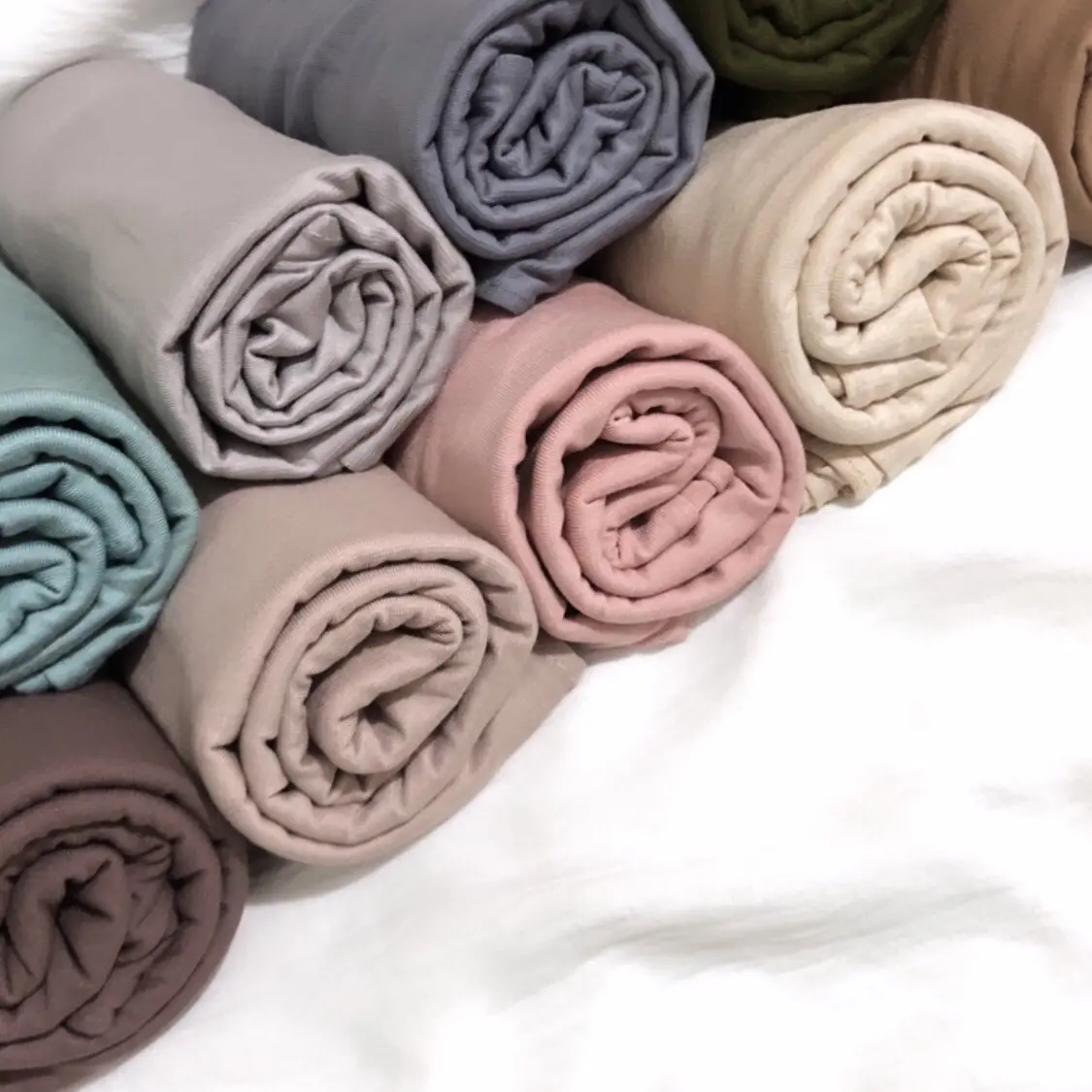 FuliHijab’s, Pashmina Kaos premium, bahan halus dan adem banget, warna warna yang mewah, Ukuran asli sebelum di strech / di tarik 175 cm x 60 cm, ketika di tarik / dibentuk MAXIMAL ( + ) 10 cm menjadi 185 cm Kerudung