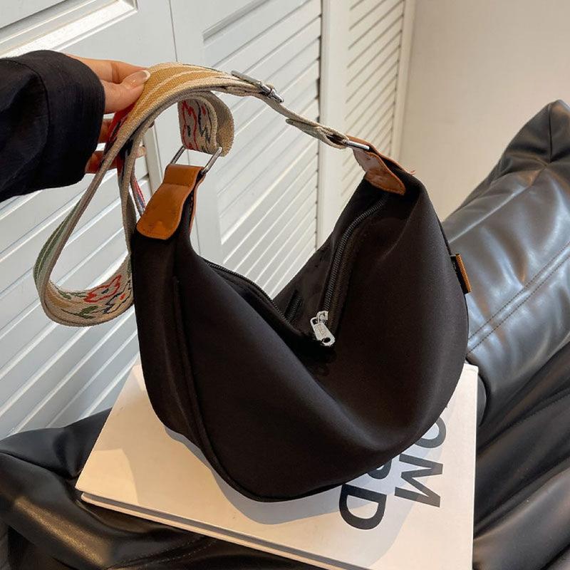 Product Introduction of Ethnic Style Messenger Bag Underarm Bag Selenodont Bag Dumpling Bag Large Capacity Japanese and Korean Style 2024 New Casual 24