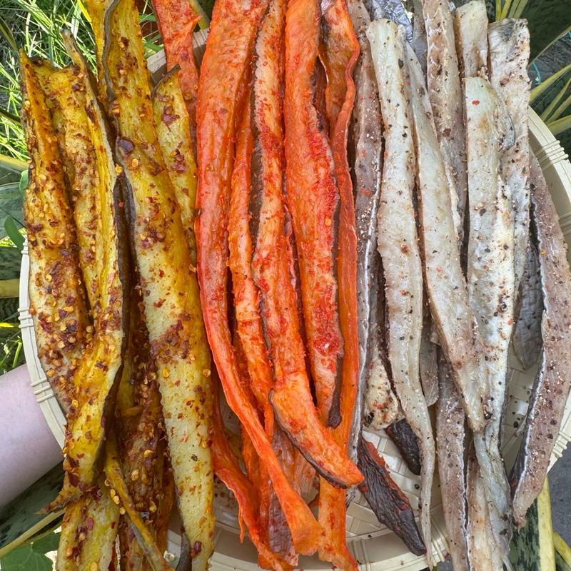 Khô Cá Dứa Phi Lê 3Vị Tẩm 1Gói 500gram - Kèm Chai Sốt Chấm Mắm Me - Bao Gồm Vị ( xã ớt cay, tỏi ớt không cay, tiêu tỏi ) -  Snack Thức Ăn