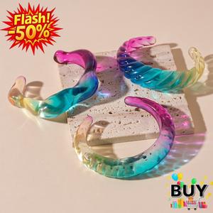 สร้อยข้อมือเรซิ่น ไม่สม่ำเสมอ สีสันสดใส สำหรับผู้หญิง สร้อยข้อมือแฟชั่น ประณีต และกว้าง สร้อยข้อมือขนาดใหญ่ ทำจากพลาสติก เปิดได้ ของขวัญเครื่องประดับ สีรุ้ง น่ารัก ผู้หญิง