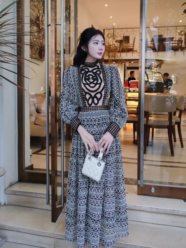 Đầm thiết kế tơ thêu hoạ tiết sang chảnh 2