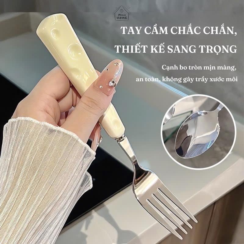 Bộ 3 Món Đũa Lúa Mì, Thìa Dĩa Inox 410 Cao Cấp Chống Gỉ Cán Cầm Hoạ Tiết Phô Mai Dễ Thương 1