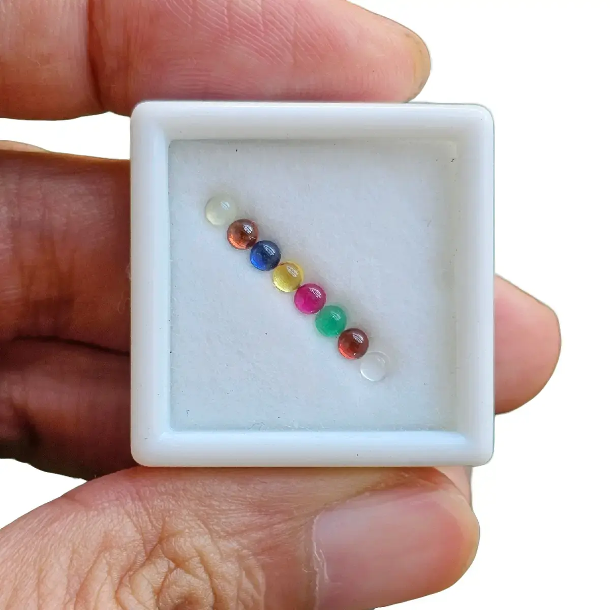 2.5mm. พลอยนพเก้า ทรงกลมหลังเบี้ย ตรงตามตำราทุกเม็ด มี 8 เม็ด ยกเว้นเพชร