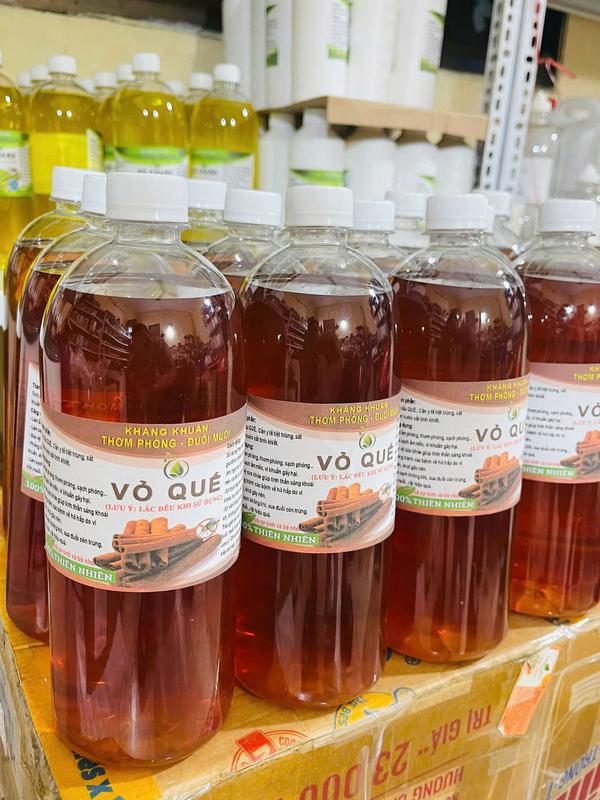 Chai 1 Lít Tinh Dầu Vỏ Quế Xịt Phòng Lau Nhà Xông Phòng Giúp Khử Mùi Hôi Thanh Lọc Không Khí Kháng Khuẩn Đuổi Côn Trùng Tặng 1 vỏ chai xịt