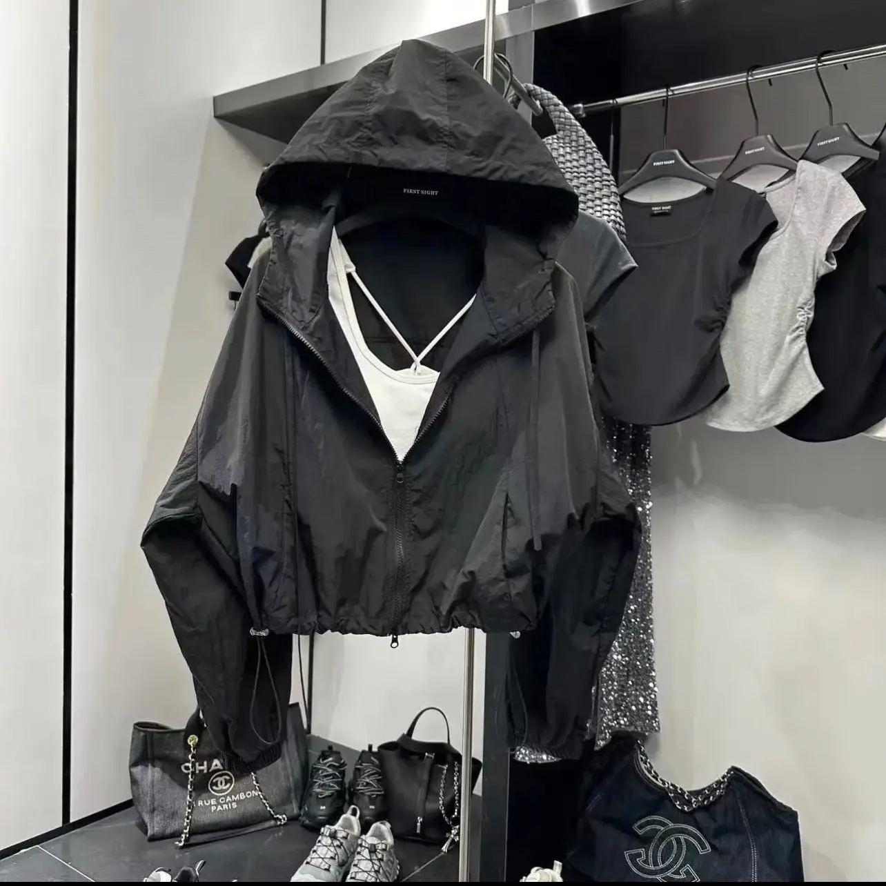 Áo khoác gió CÓ MŨ 2 lớp from vừa có dây rút cản gió kháng nước mẫu mới 2024 Nữ Top Jacket Đen mỏng 1 closet jem mặt nỉ a o kho act hoi trang