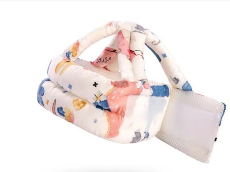 Mũ bảo vệ đầu Royal trong giai đoạn tập đi tập bò cho bé có quai đeo và miếng dán an toàn bó sát đầu bé