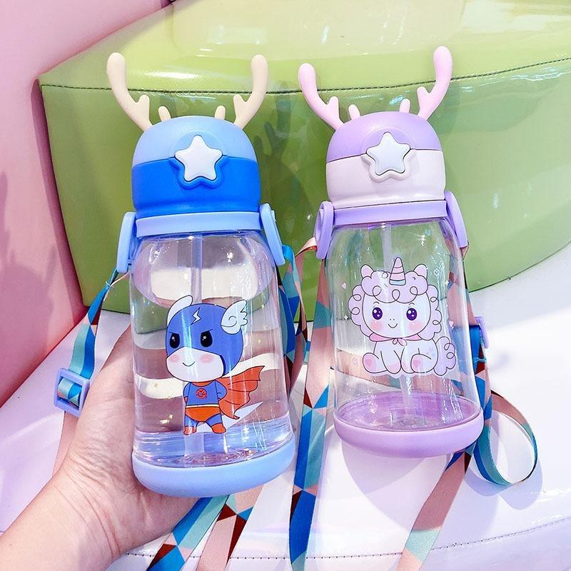 Bình đựng nước uống cho bé thiết kế hình sừng hươu nhiều màu sắc dể thương, có dây đeo, kèm ống hút, bình nước cho bé xi