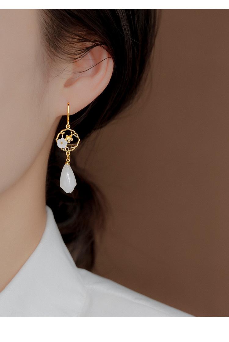 Product Introduction of New Chinese Style Earrings Cheongsam Ancient Style Hetian Jade High Sense Earrings 2024 New Earrings 5