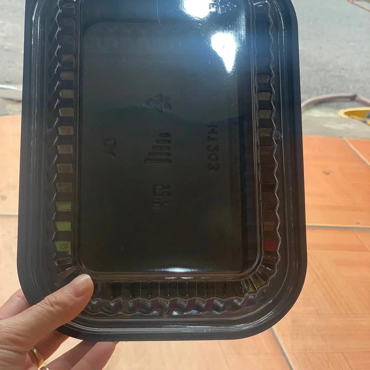 Hộp nhựa đế đen H203