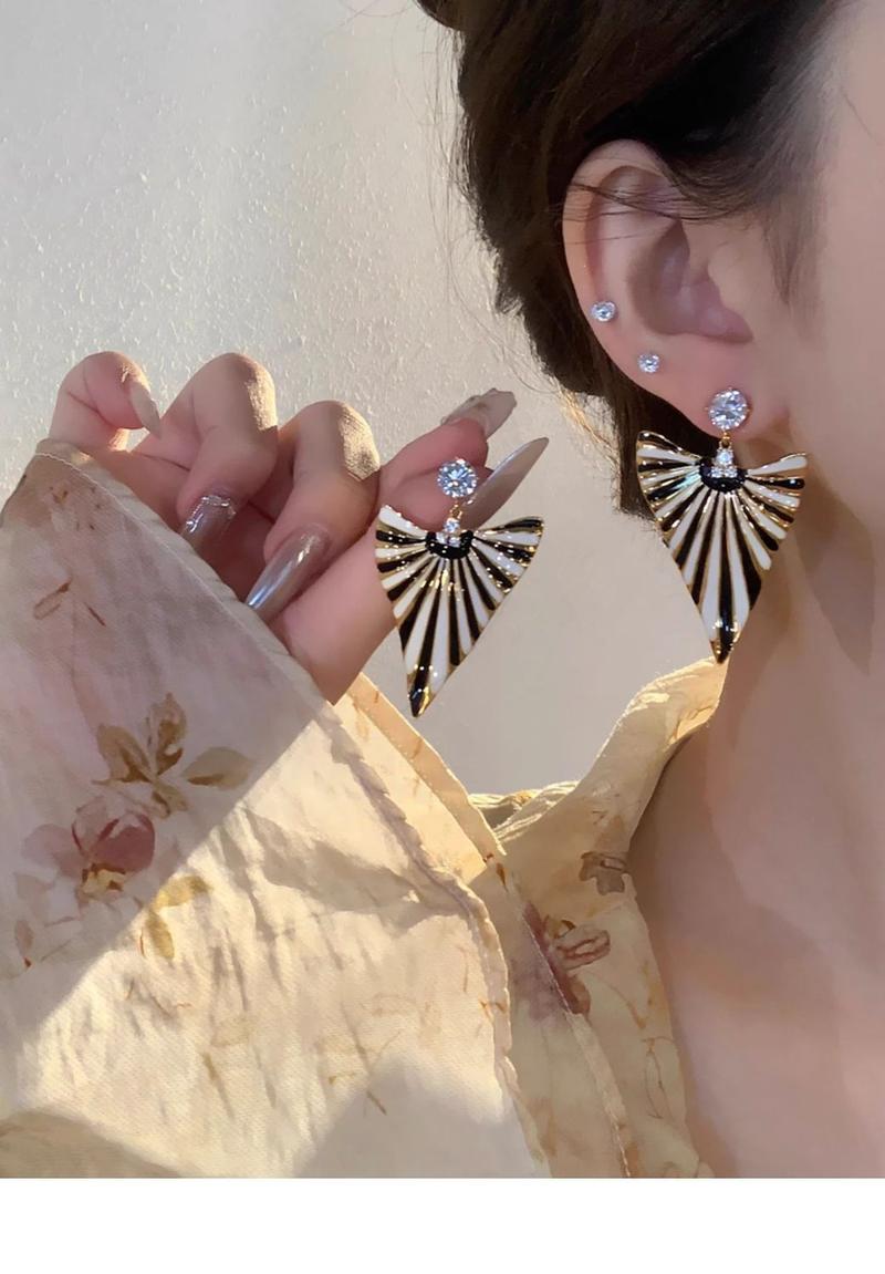 Product Introduction of 2025 New Luxurious Goddess! European and American Style Fashionable Personality Light Luxury Color-Block Earrings Retro Niche Design High-End Earrings for Women 2