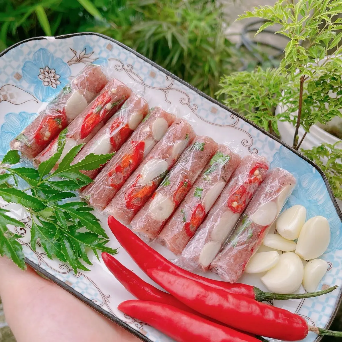 Nem chua  Giang Nhung : 50 cái nem chua truyền thống loại vừa đầy đủ đinh lăng tỏi ớt Cay