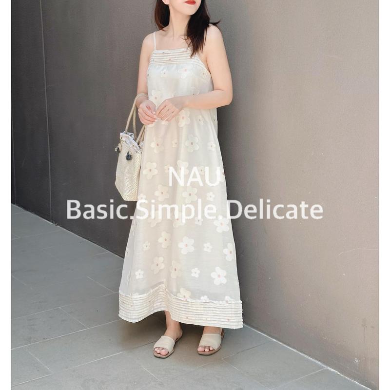 Đầm kem 2 dây hoa thêu nổi dáng maxi