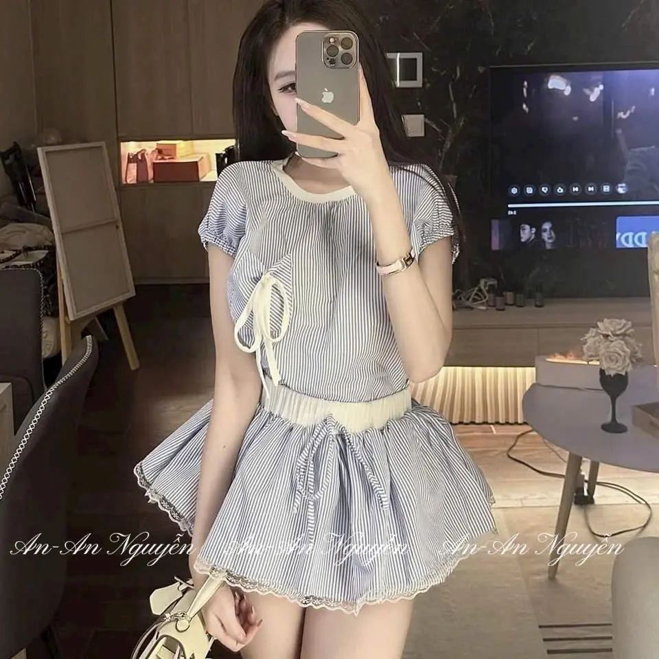 Set Jump CaZi kẻ xanh thêu chữ tay chun chân váy bèo phối ren có quần bảo hộ