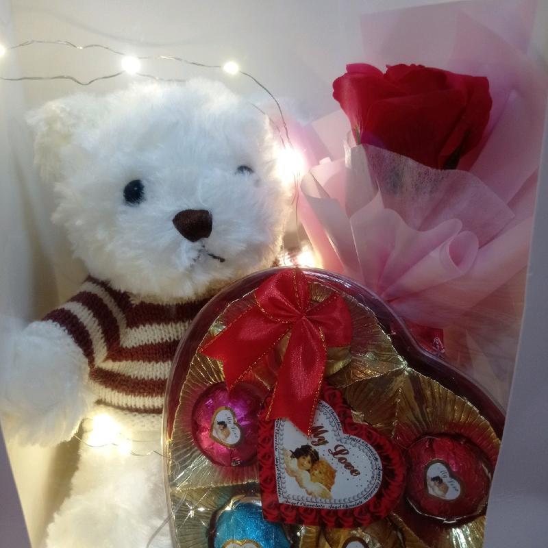 [Box quà tặng Valentine] gồm 1 gấu teddy, 1 hộp socola 6viên, 1 bó hoa sáp, 1 túi đựng, 1 dây đèn led