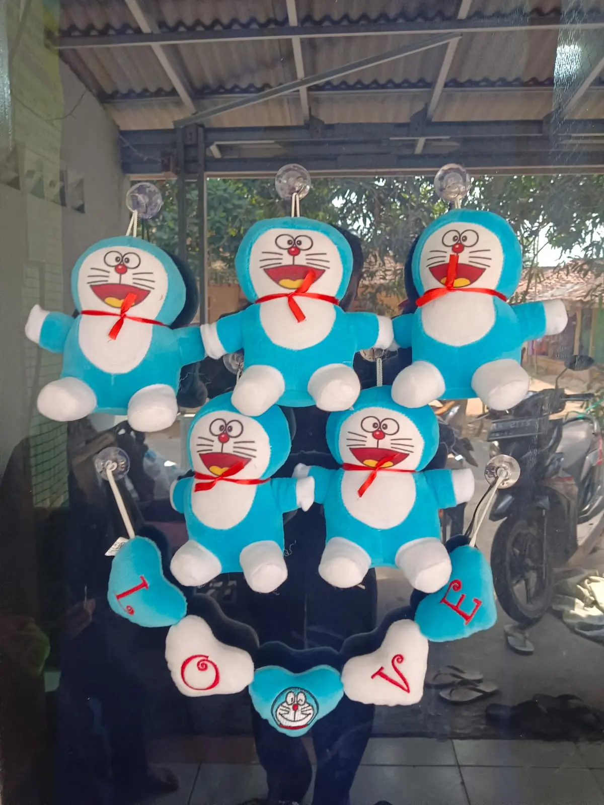 paket tempelan kaca mobil boneka + renceng doraemon