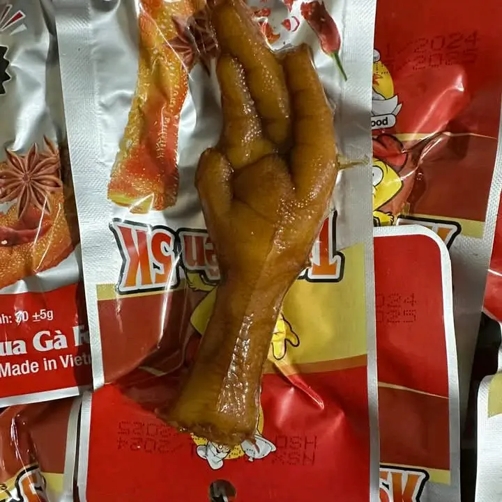 chân gà tứ xuyên 5k vị tê cay thượng hạng được sản xuất trên dây truyền hiện đại có giấy tờ vệ sinh an toàn thực phẩm , hạn sử dựng 6th kể từ ngày sx