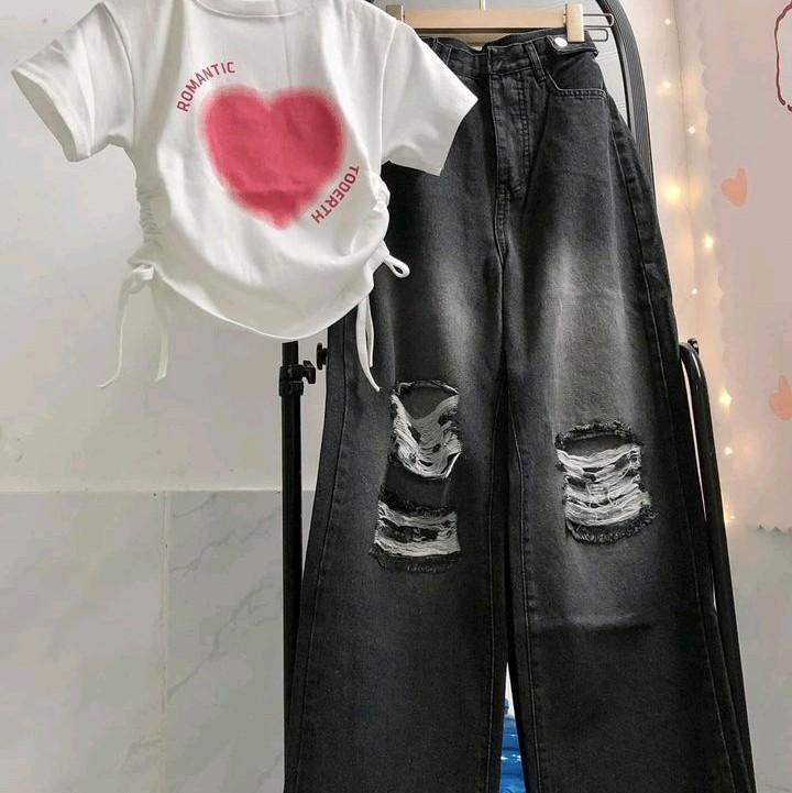   TH quần jean màu đen với áo phông trắng hình tim hồng Tay ngắn 