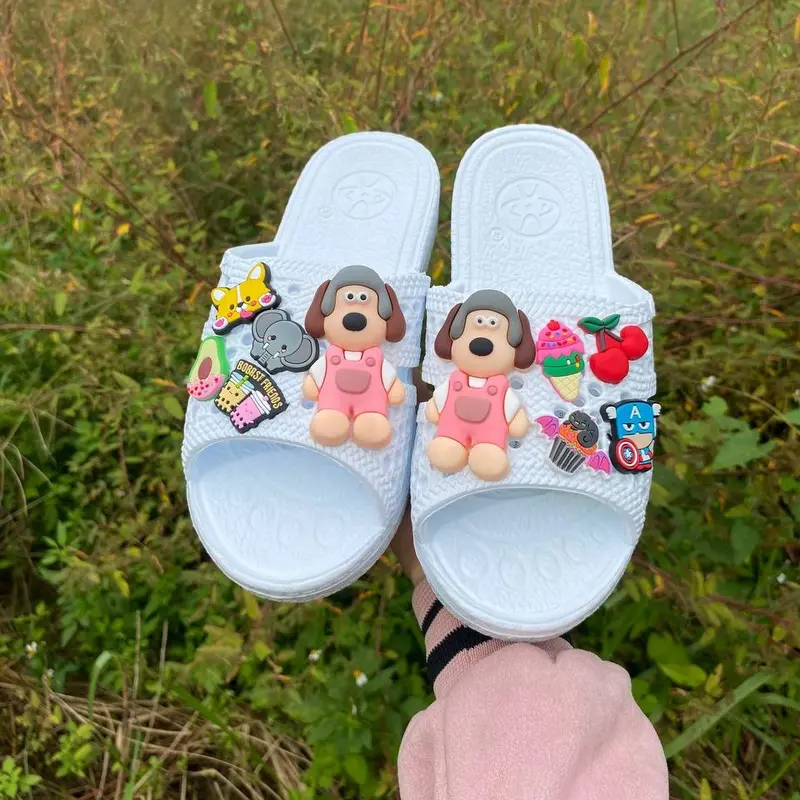 Dép tổ ong Kèm 2 Chó và 8 sticker với nhiều màu yêu thích,charm dễ thương cho khách tha hồ lựa chọn size 35 đến 43 6