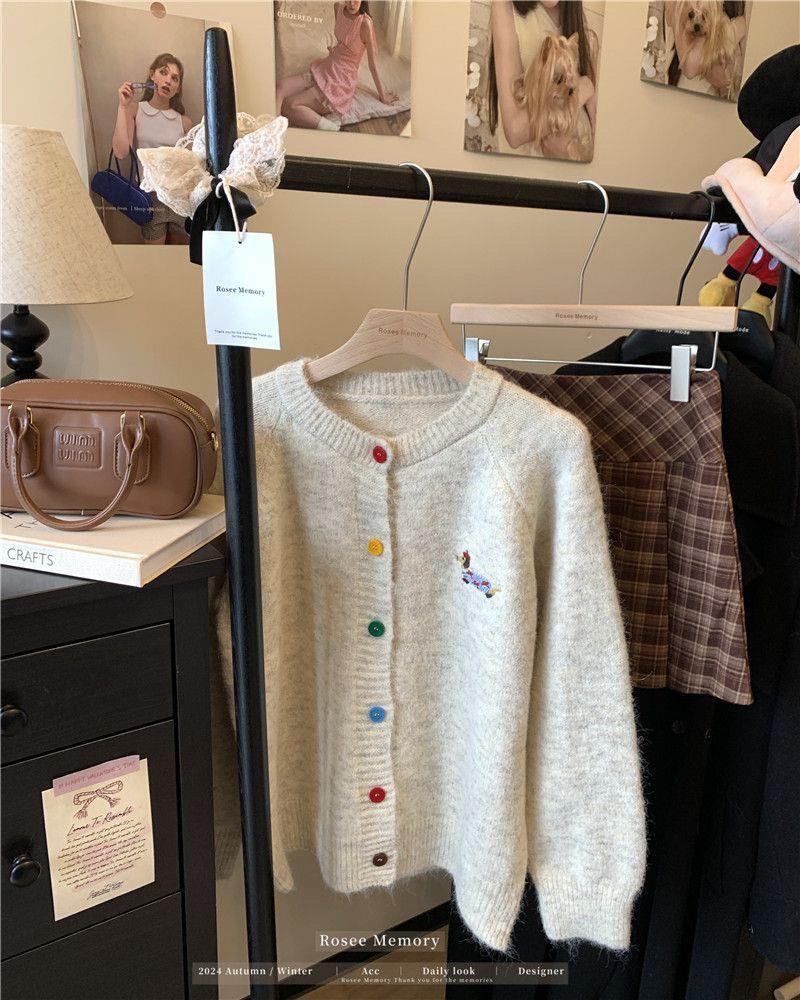 Product Introduction of Áo Khoác Len Chó Xúc Xích Thêu Nút, Nhiều Màu Sắc, Dành Cho Nữ, Mùa Thu, Thêu Hoạt Hình, Áo Cardigan Dệt Kim Mềm Mại, Trẻ Hơn, Phong Cách 2024 13