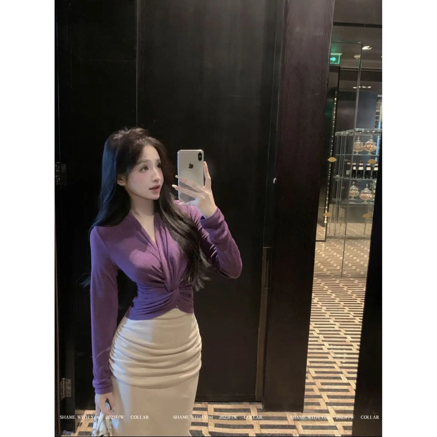 2025 Áo Thun Cổ Chữ V Dài Tay Xoắn Màu Tím Áo Crop Top Ôm Sát Cao Cấp Thanh Lịch Phong Cách Pháp Mùa Xuân Cho Nữ Áo Lớp Nền Bên Trong Women Tim