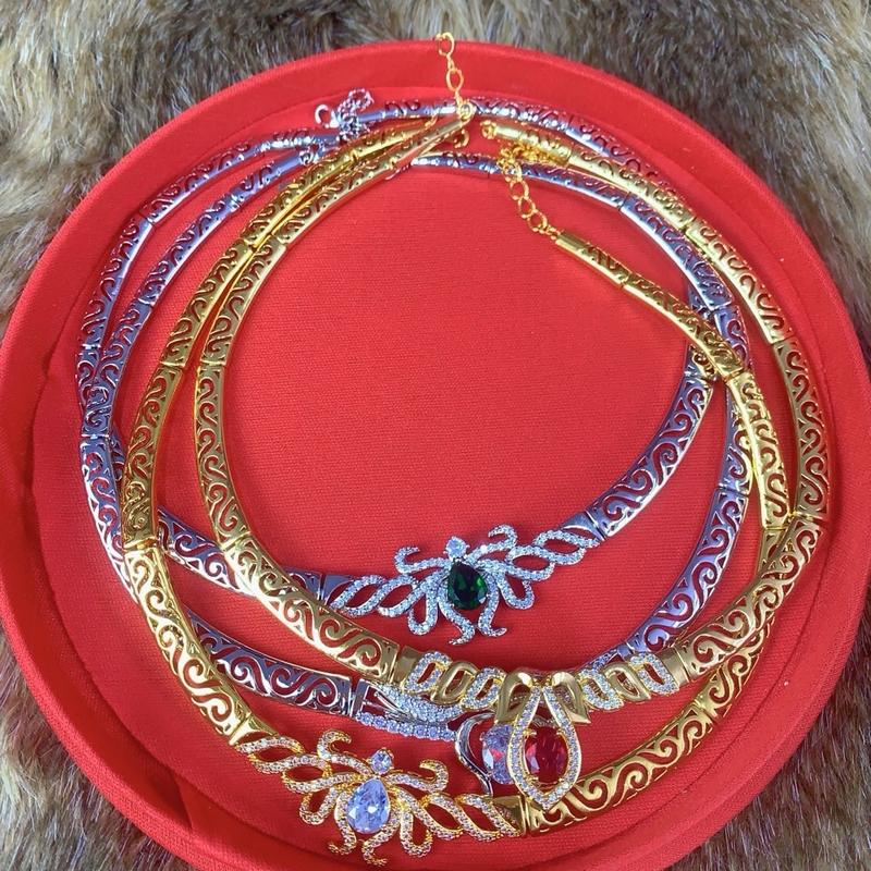 Kiềng  cổ mềm dẹt mạ vàng 18 k , mạ bạch kim , có gắn mặt  đá các màu xanh, trắng, đỏ 6