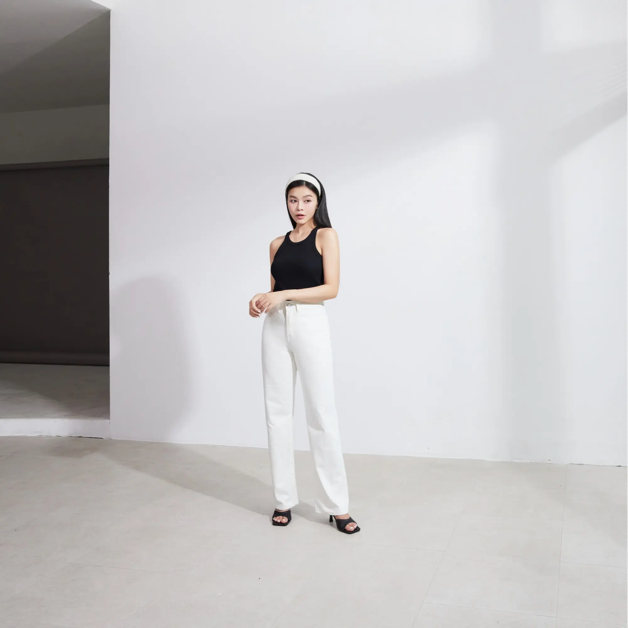 AOEM STUDIOS - THE NEW JEANS - Quần Jeans Vải Mộc Màu Trắng Ống Suôn Form Đứng Tôn Dáng