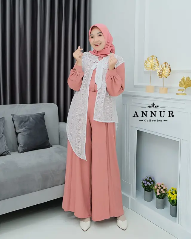 Katta kokrakli nozik yalangoch fotosurat