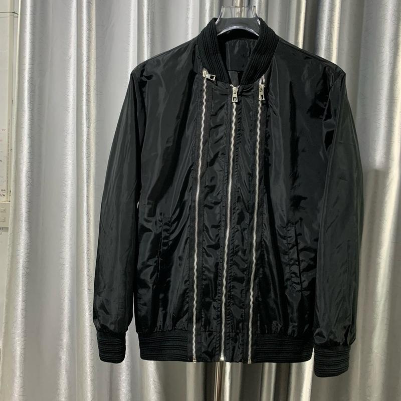  Áo khoác gió 3 khoá đằng trước may trên xuống bo gân chất vải gió hàn bên trong 1 lớp gió nữa có túi lên form chuân 