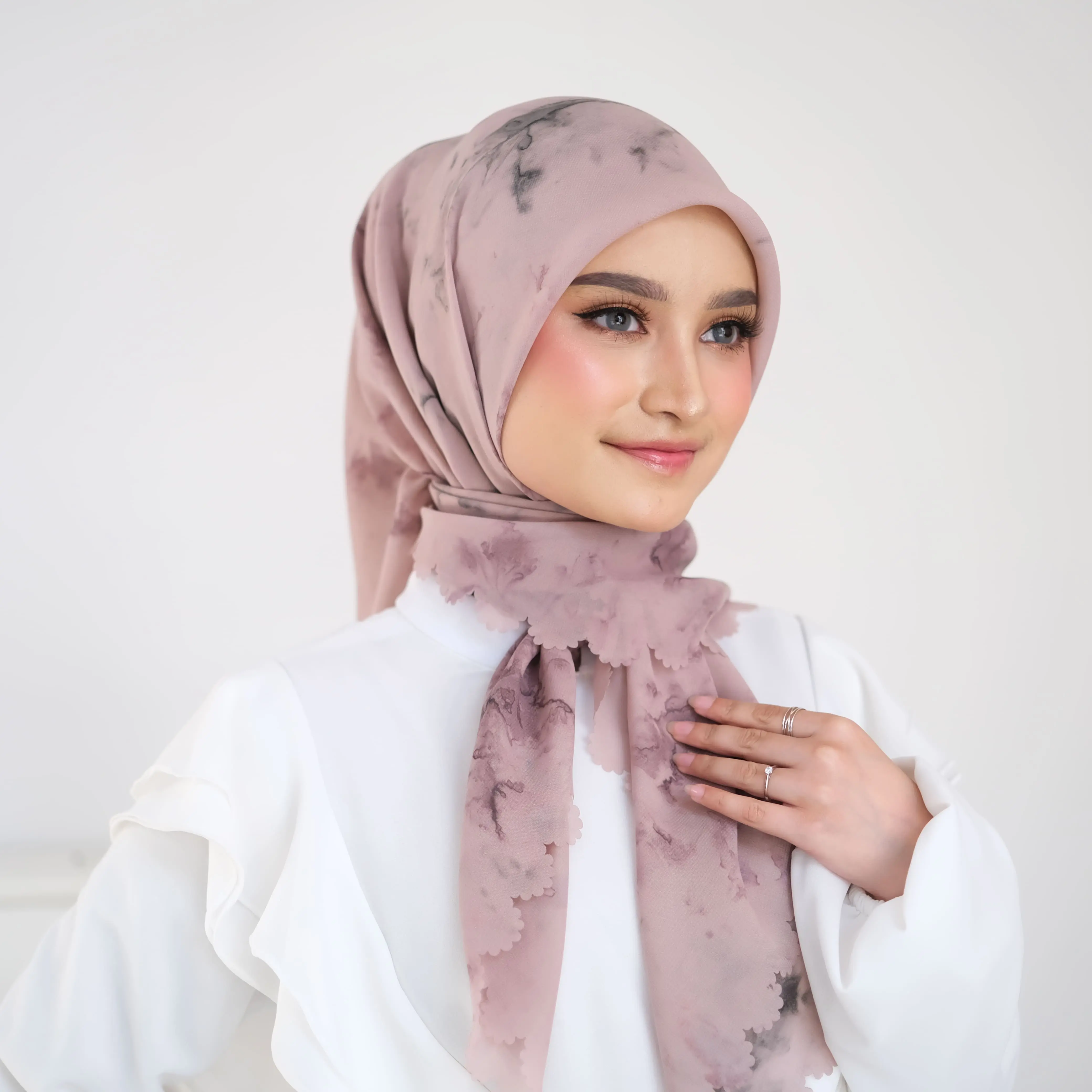 Hijab Segiempat Tydie Motif Abstrak Laser Cut Jilbab Tie dye Bella Square Premium Hanya Boleh Dicuci Dengan Tangan Brown Square Hijabs