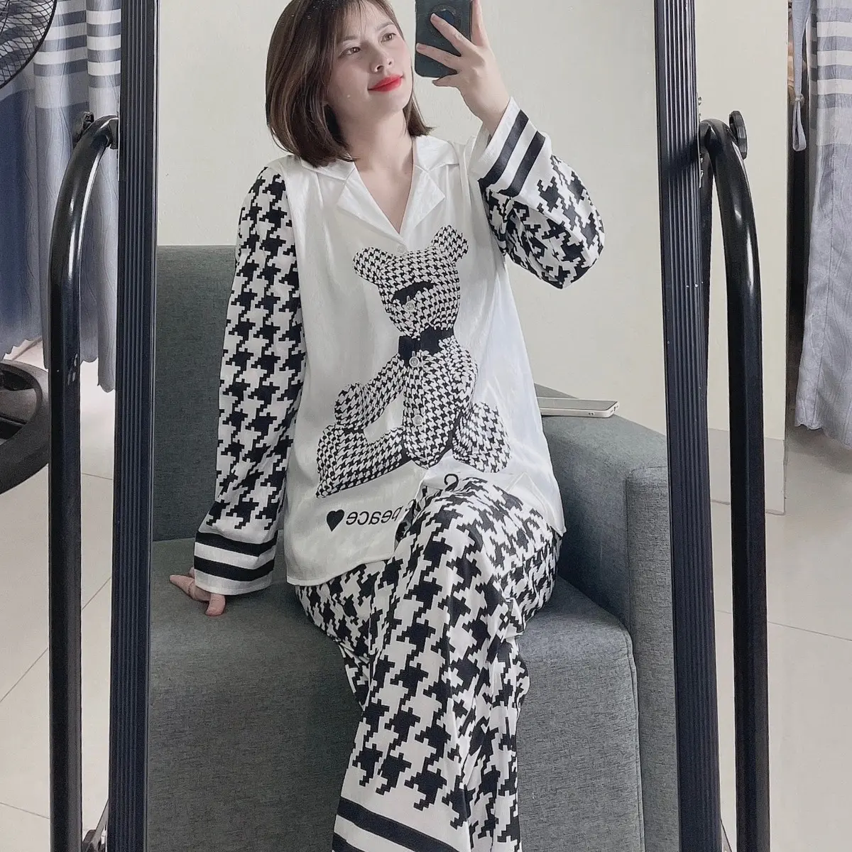 Bộ Luạ Chất Xước Anh Kim Gấu ZicZac , nút đính đá,Phom 40 đến 60kg, quần xuông có túi Nữ Áo Women Voi Nhung SEO