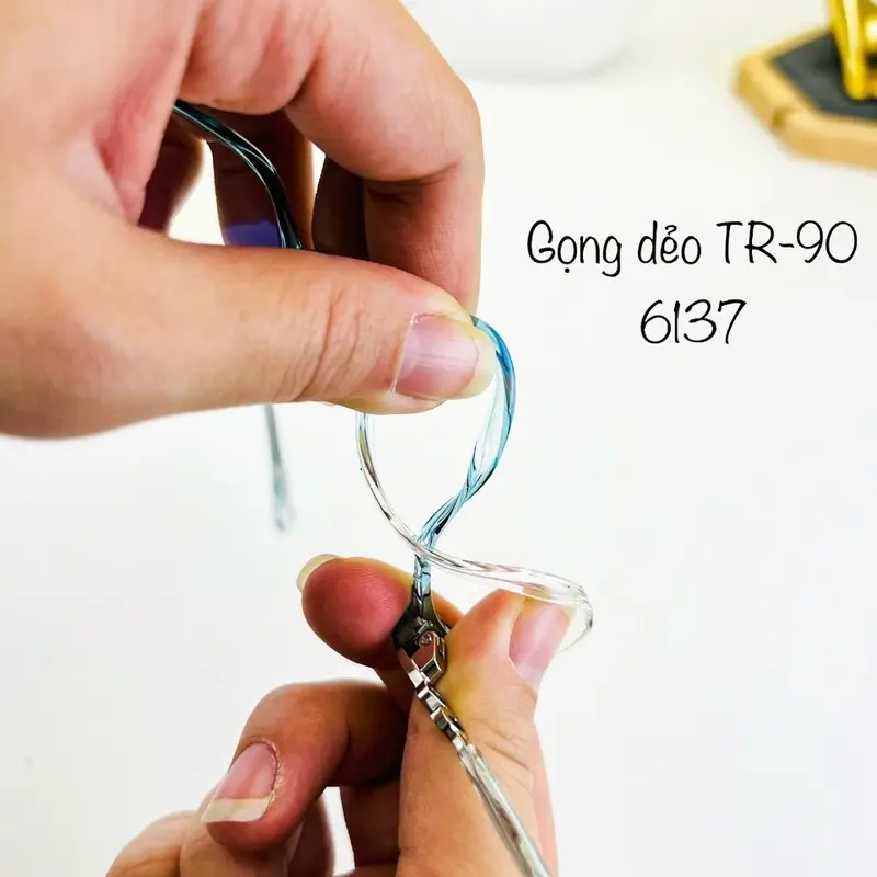 Kính đa giác dẻo  D1 nam nữ ( tặng bao da+ khăn lau) 14cm 8