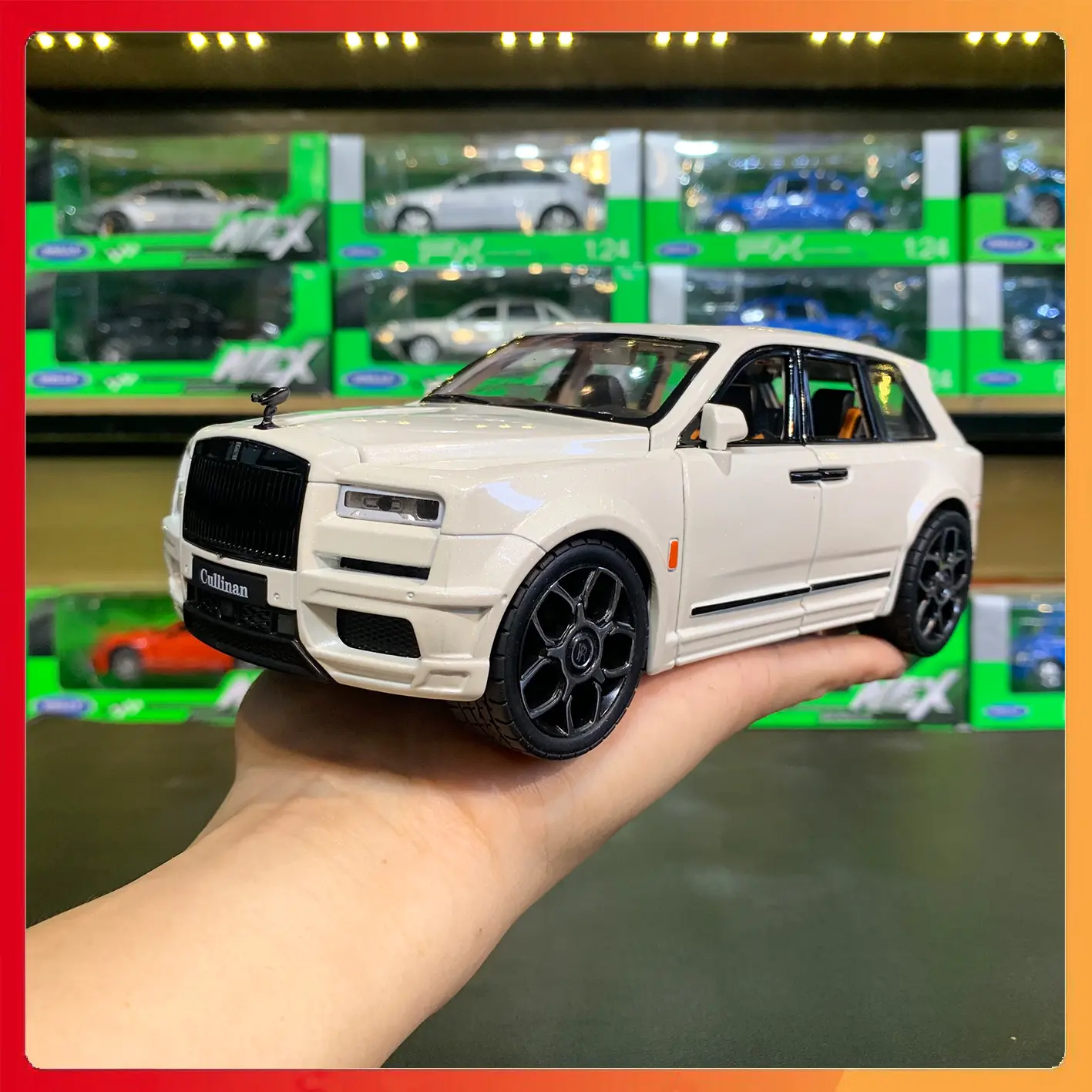 Mô hình xe Rôn Roi Cullinan tỉ lệ 1:20 Đồ Chơi Toy