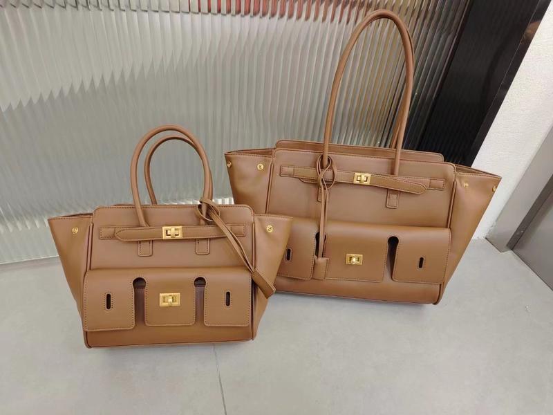 Product Introduction of 2025 New Roden Lock Tote Bag Large Capacity Neutral Motorcycle Wings Style Bag Leather Shoulder Bag Tote Bag 4