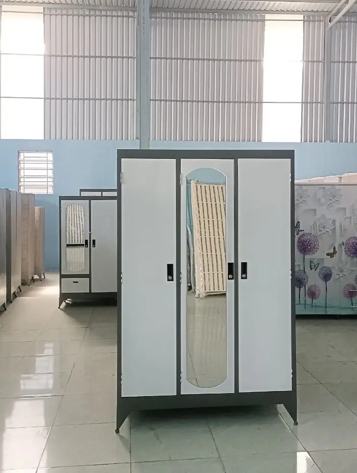 Tủ sắt sơn dầu 2 lớp có nhiều màu để khách hàng lựa chọn, có gương soi tiện lợi
