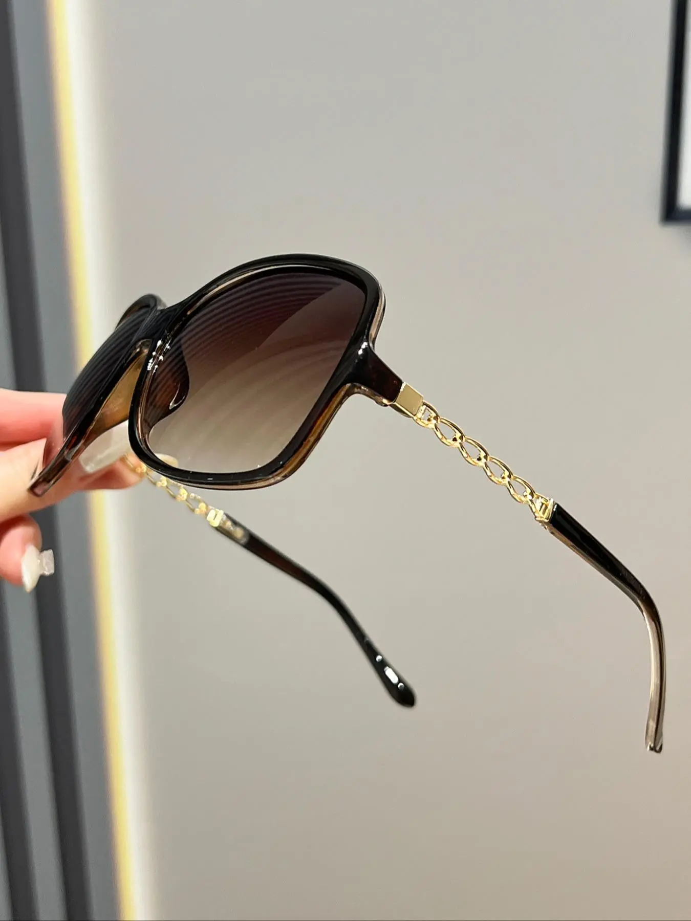 Fashionable All-match Tinted Lens Large Frame Sunglasses, New Trend Chain Temple Design Sunglasses for Women & Men for Summer Outdoor Activites
