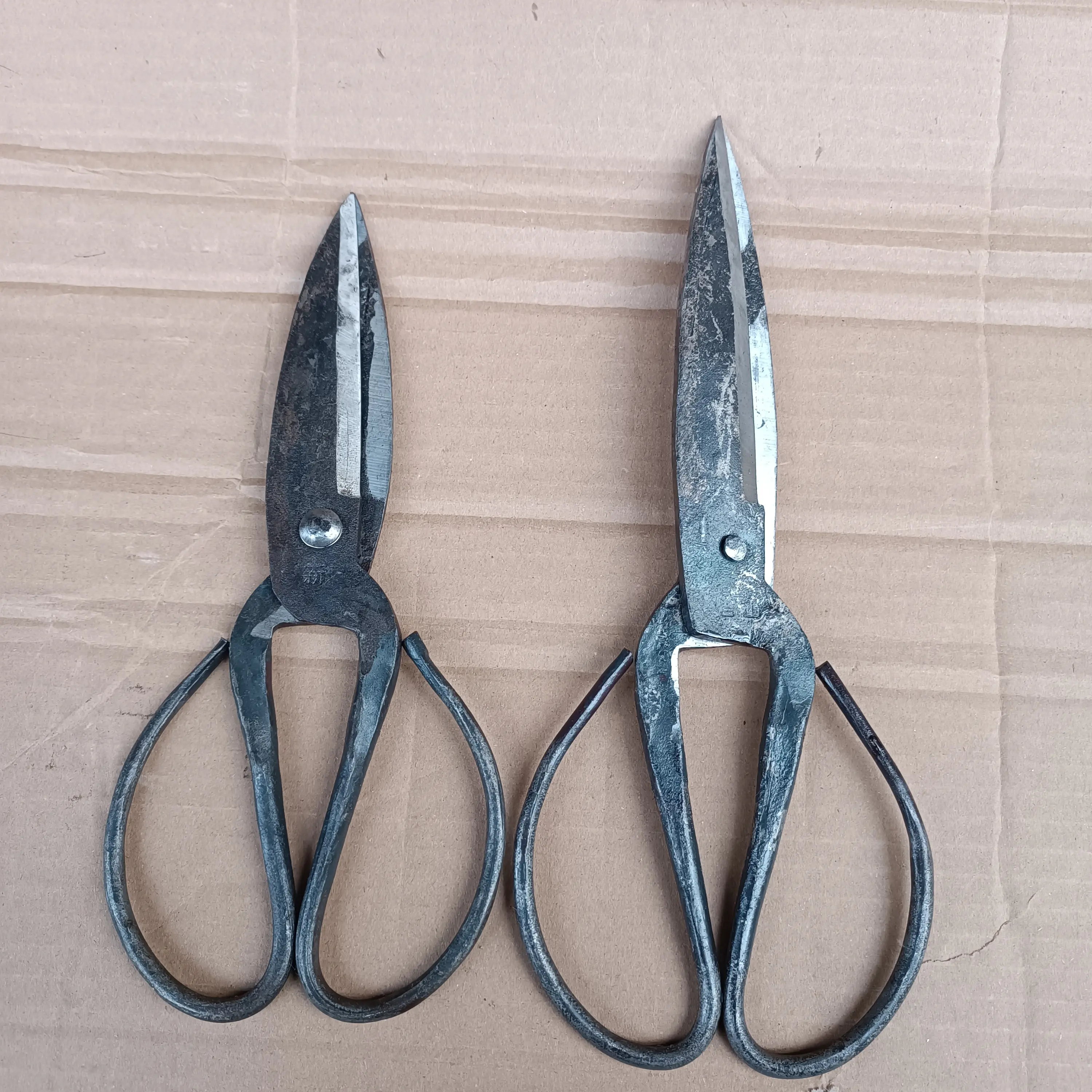 Hand - forged scissors: Sharp, durable and a great helper in the kitchen.
