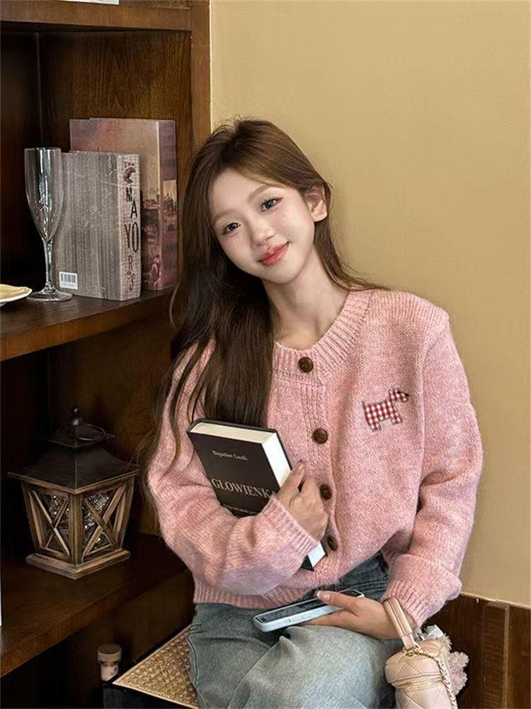 Product Introduction of Áo Len Dệt Kim Cardigan, Áo Khoác Mỏng Và Rộng, Thêu, Kẹo Vá Chó chó Con, Phong Cách Ngọt Ngào Hàng Mới Về 2024 Nữ Top Nữ Top Women Khuy Màu Hồng aolennu 3