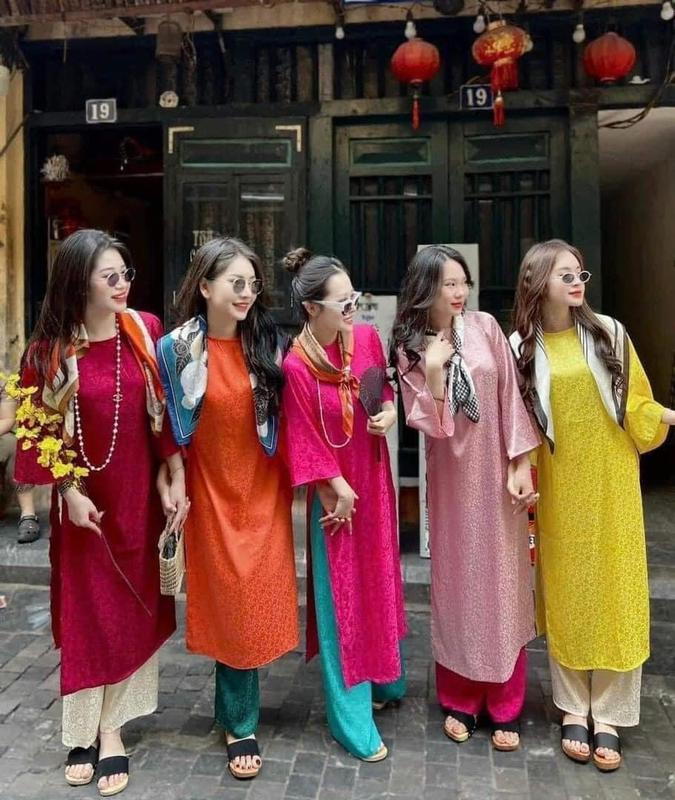 Cách tân gấm suông dáng xưa cổ tròn mã mới nhất 2025 mặc đòng phục hội nhóm rất đẹp Nữ Women
