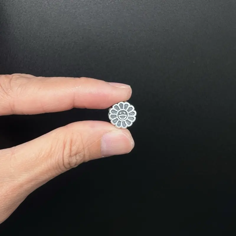 Charm Hoa Hướng Dương (bạc 999) ( size 11.2 x 6.1 )thu hút năng lượng tích cực lạc quan và may mắn. Hợp với vòng hạt size 8-10mm. Phụ kiện
