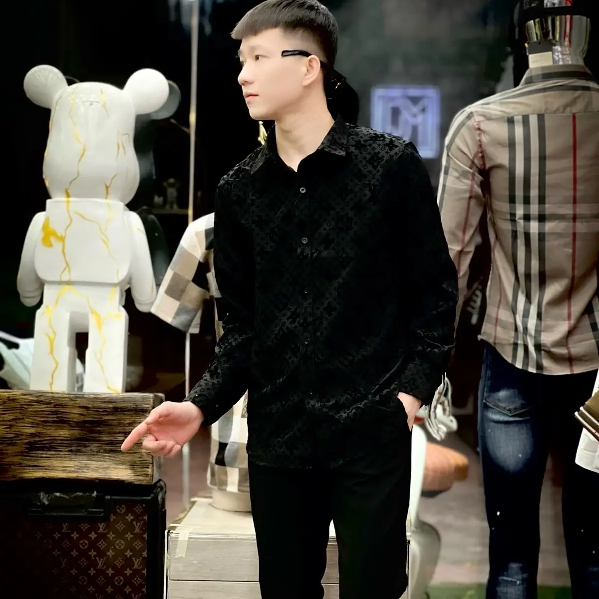 Áo Sơ Mi Đen Chất Nhung Vê L Nam Hoạ Tiết Vân Nỗi Menswear Cổ Tròn Có Cổ