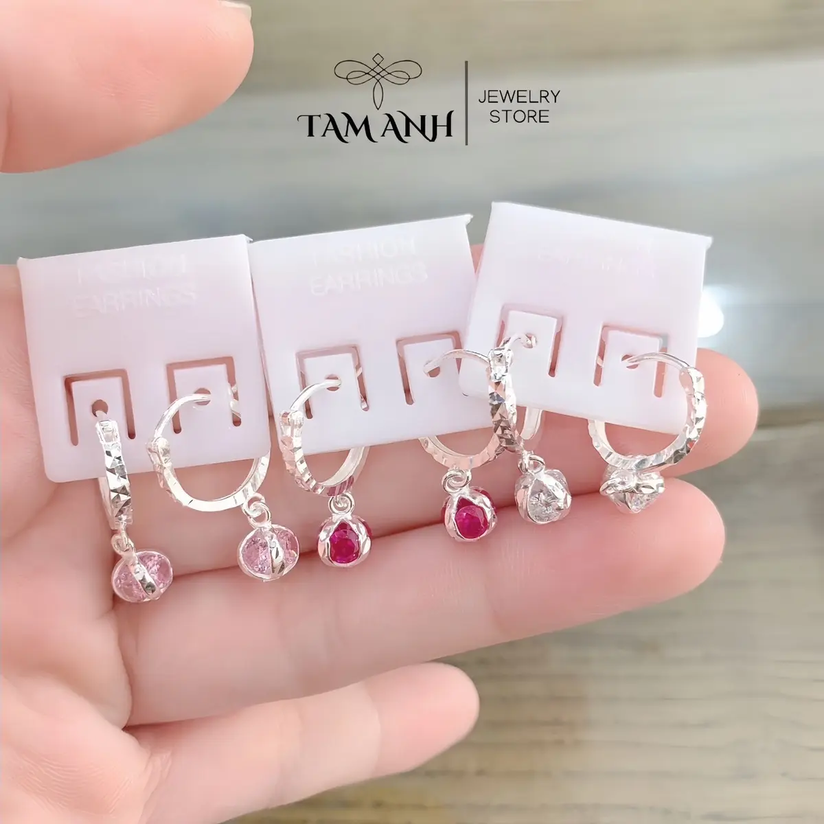 Bông tai mặt cầu gắn đá chủ to