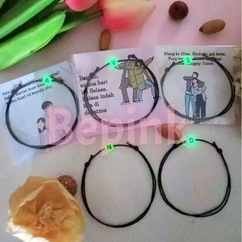 GELANG GLOW IN THE DARK INISIAL HURUF & ANGKA BISA NYALA DI KEGELAPAN (BEPINK JURAGAN) Couple Plastik