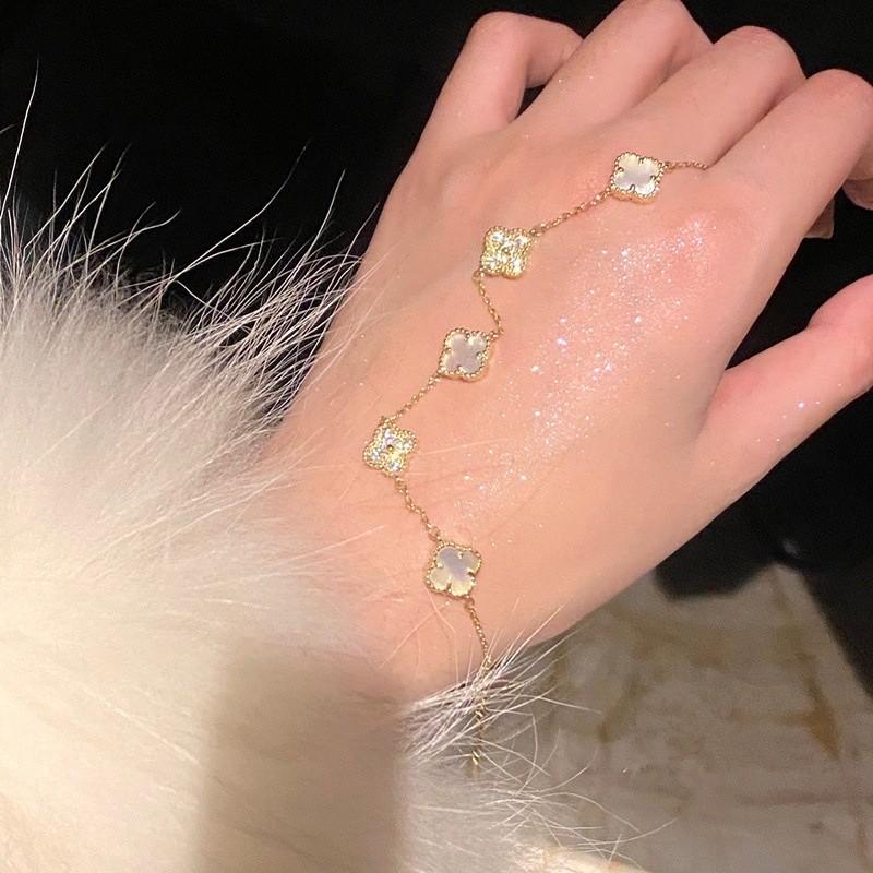 Product Introduction of Vòng Tay Zircon Dát Siêu Nhỏ Cỏ Ba Lá, Thiết Kế Sang Trọng Giá Cả Phải Chăng, Vòng Tay Năm Hoa Fritillary, Tinh Tế Và Cao Cấp, Dễ Phối Đồ, Thích Hợp Cho Nữ, Không Màu 3