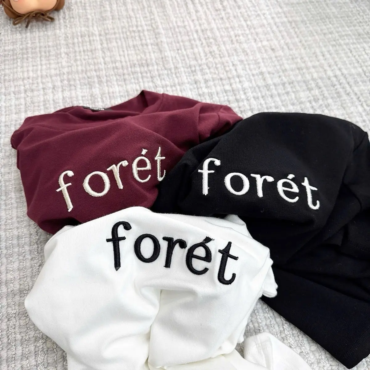 ￼Áo Baby Tee Nữ Chữ 'Forét' - Form Dáng Ôm, Chất Cotton, Màu Đen/Trắng/Đỏ, Phong Cách Basic áo có thể giặt máy xxl áo thun