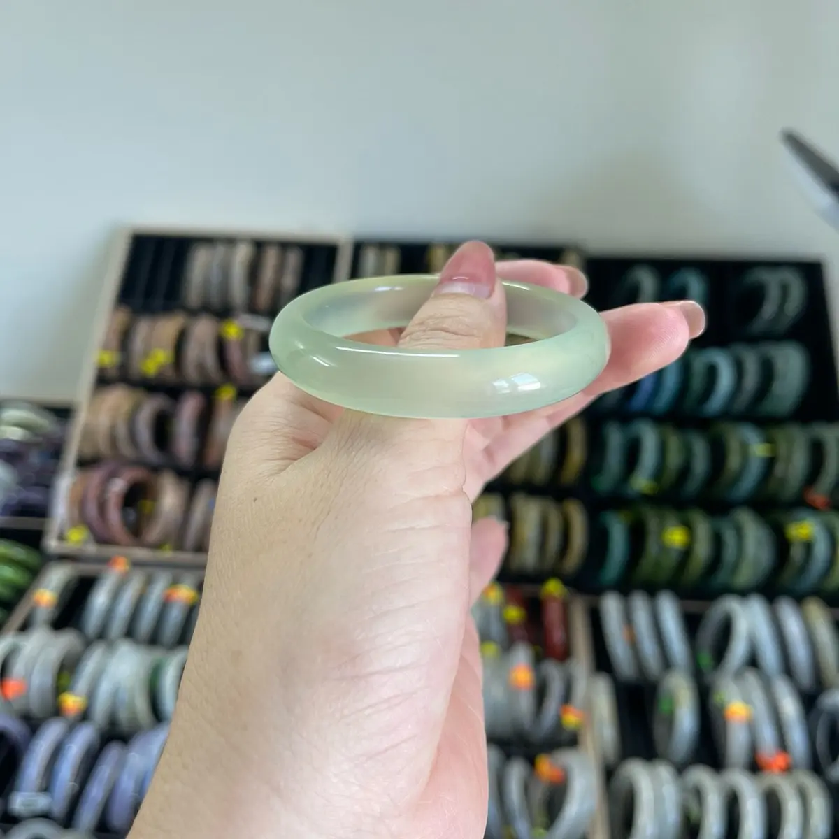 Vòng tay bản dẹp màu xanh bơ tụ nham cho chị em phụ nữ